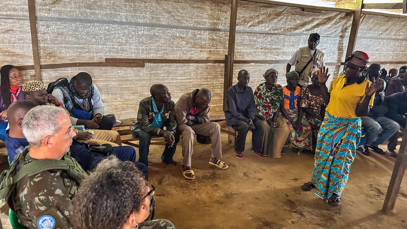 General Ulisses de Mesquita Gomes, Force Commander of MONUSCO, went on August 21 to Fataki then to Lodha to meet with communities and listen to their concerns to better protect them.