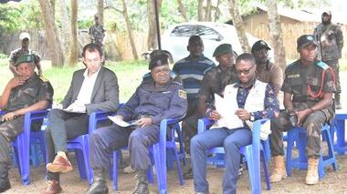 Un groupe est assis dehors.