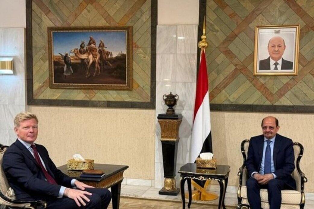 The Special Envoy for Yemen, Hans Grundberg (left), with the Foreign Minister of Yemen, Shaya Al-Zindani