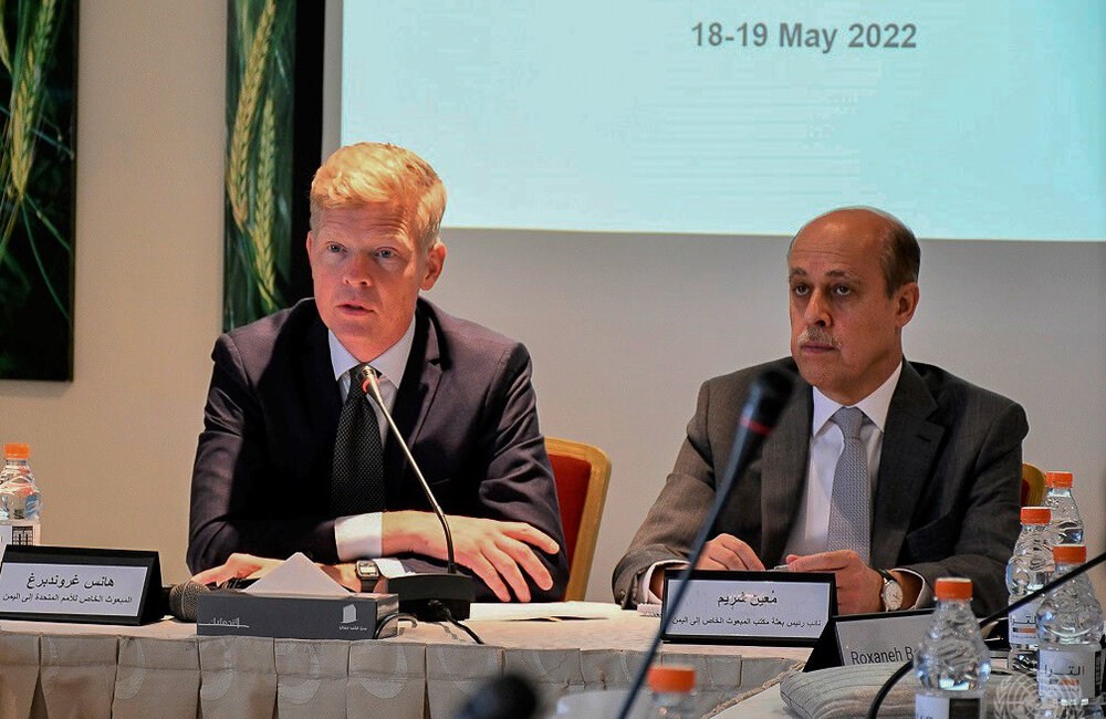 19 أيار/مايو 2022 - المبعوث الخاص، هانس غروندبرغ، وفريقه خلال مشاورات المبعوث الخاص مع شخصيات عامة يمنية في عمان، الأردن. الصورة: OSESGY / آلاء ملحس