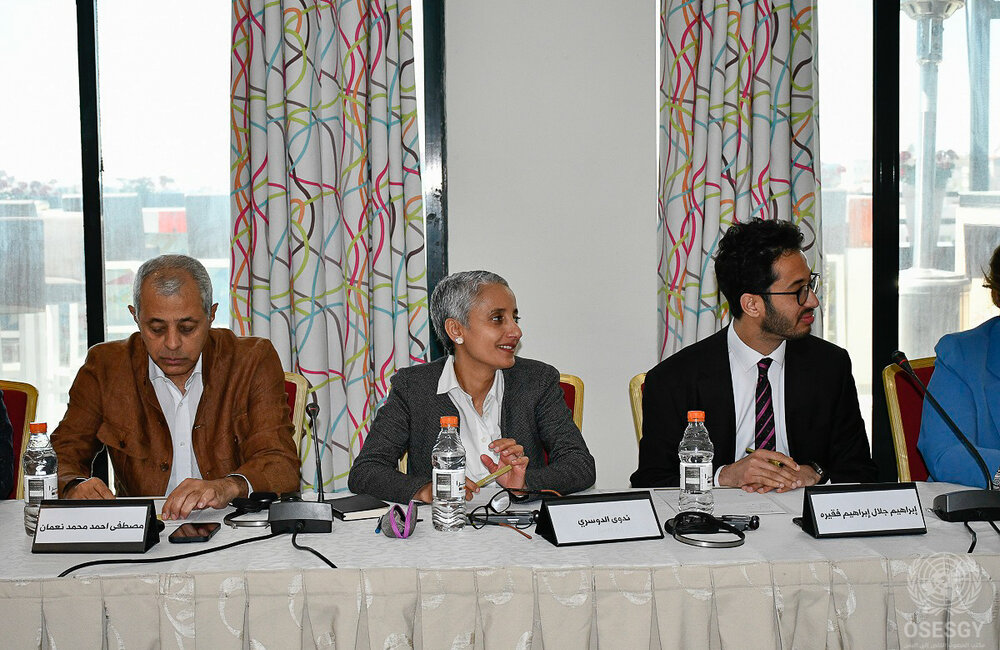 19 مايو 2022 – من اليمين إلى اليسار، إبراهيم جلال، ندوى الدوسري، مصطفى نعمان، خلال مشاورات المبعوث الخاص مع شخصيات عامة يمنية في عمان، الأردن. الصورة: OSESGY / آلاء ملحس