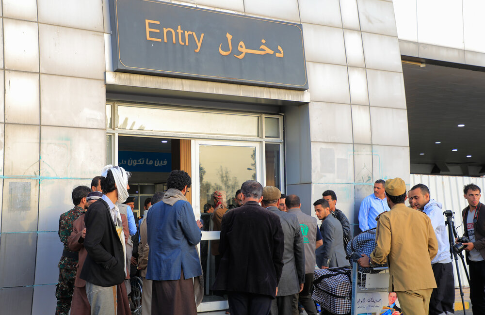 16 أيار/مايو 2022 - الركاب يتجمعون عند البوابة لدخول مطار صنعاء. الصورة: OSESGY