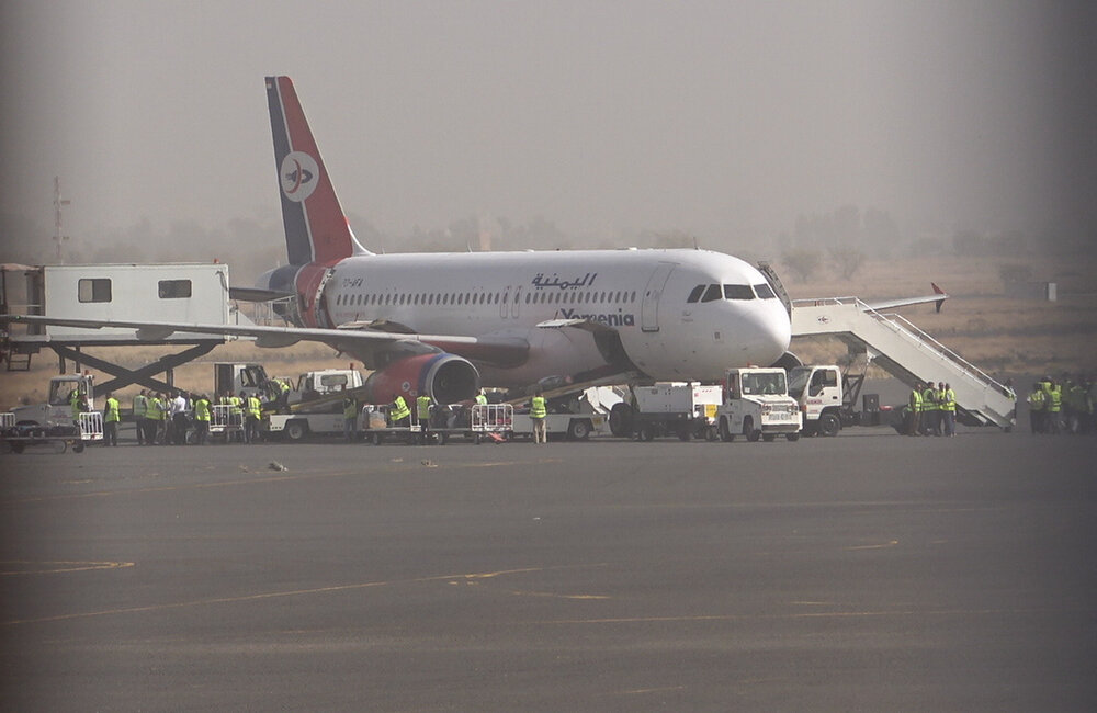 16أيار/مايو 2022 - الاستعدادات لإقلاع الطائرة في مطار صنعاء الصورة: OSESGY