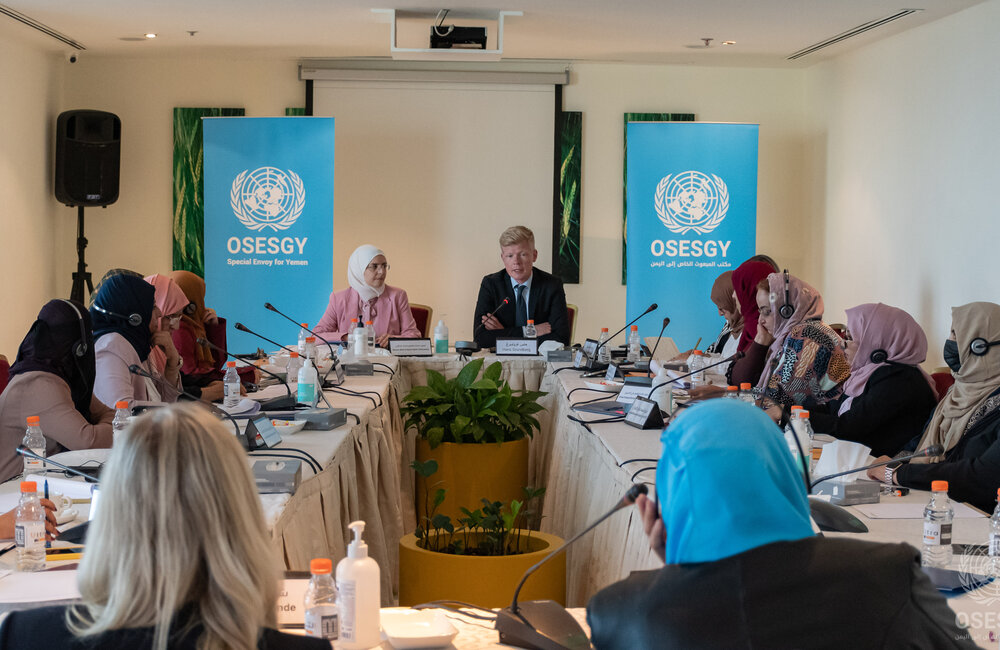 22 May 2022 – The Special Envoy, with his team, consulting Yemeni women on multitrack peace process design and priorities in Amman, Jordan. Photo: OSESGY/ Abdel Rahman Alzorgan
