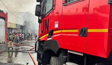 Un camion de pompiers rouge de l'ONU.