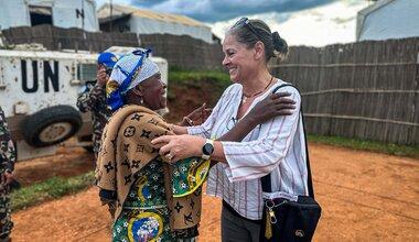 Vivian Van de Perre embrasse un individu.