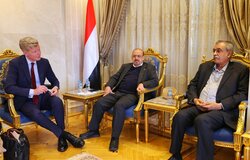 22 November 2021: UN Envoy Grundberg (L) meets with Speaker of Yemeni Parliament, Sultan Al Barkani (Middle) in Cairo. Photo: Parliament Speaker's Office
